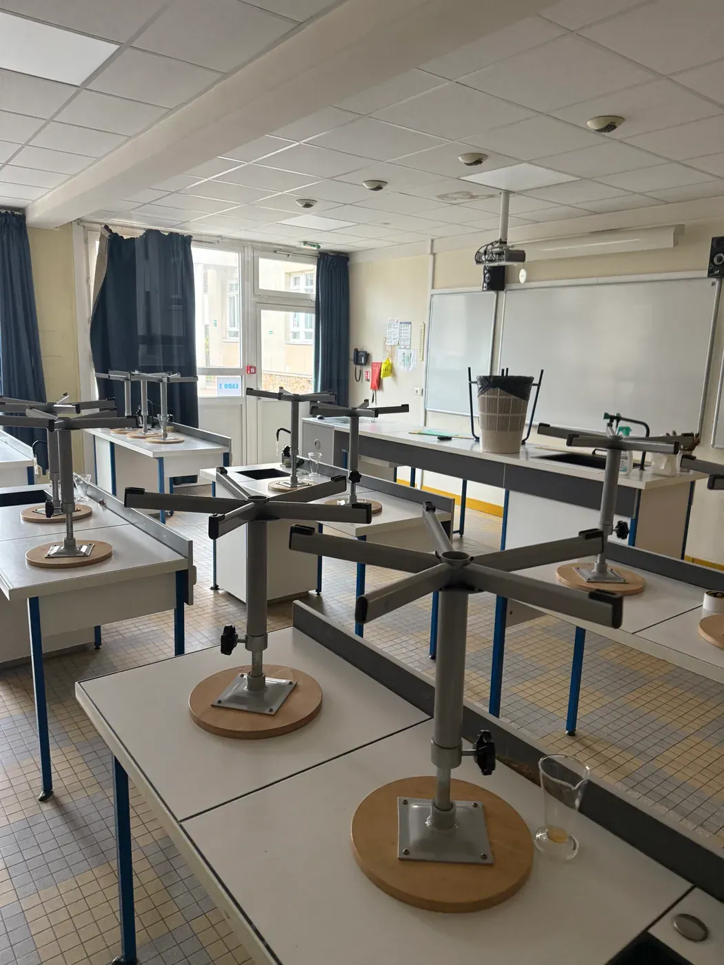 L'ancien laboratoire avant travaux : paillasses et robinetterie d'origine, sol usé