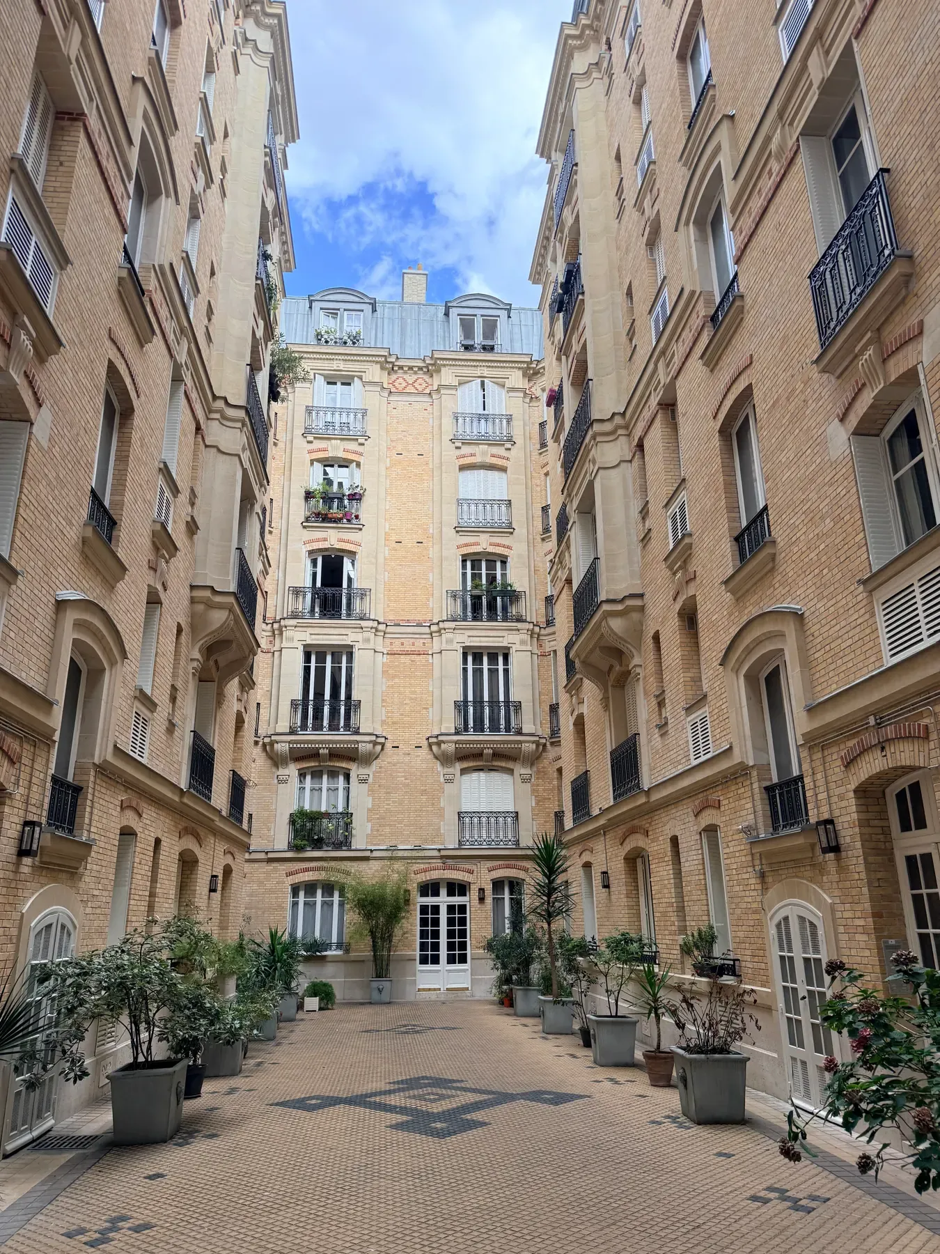 Cour intérieure de l'immeuble en brique du 30 rue des Dames, Paris 17e, où MCG est intervenu sur le lot électricité