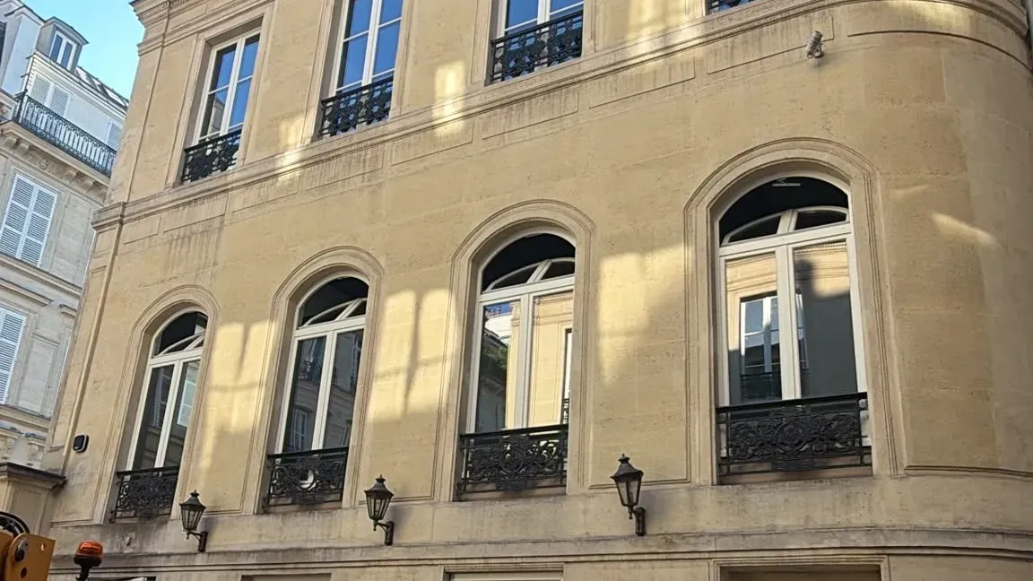 Façade sur cour en pierre de taille du 7 rue de Liège, après remplacement des menuiseries extérieures