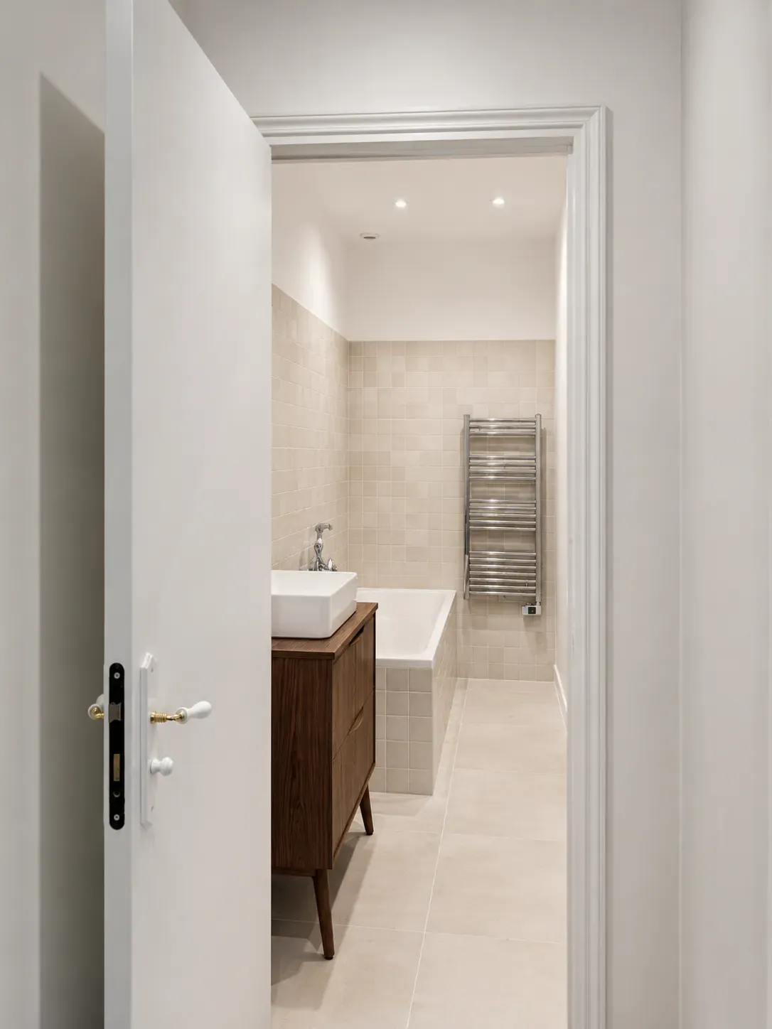 Salle de bain rénovée, meuble-vasque en bois et faïence beige