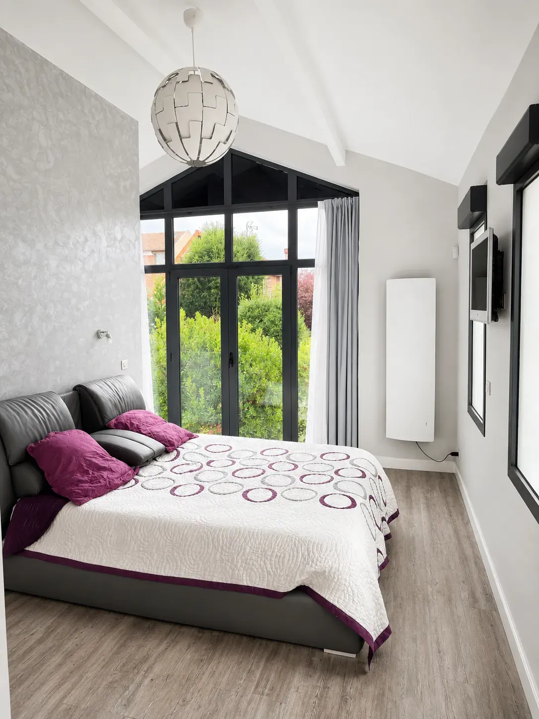 Chambre avec verrière à pignon en aluminium noir