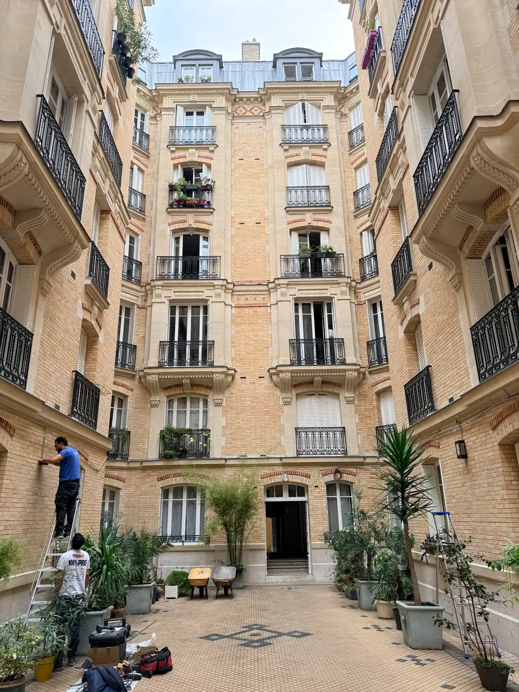 Intervention sur l'installation électrique en façade de cour, en site occupé