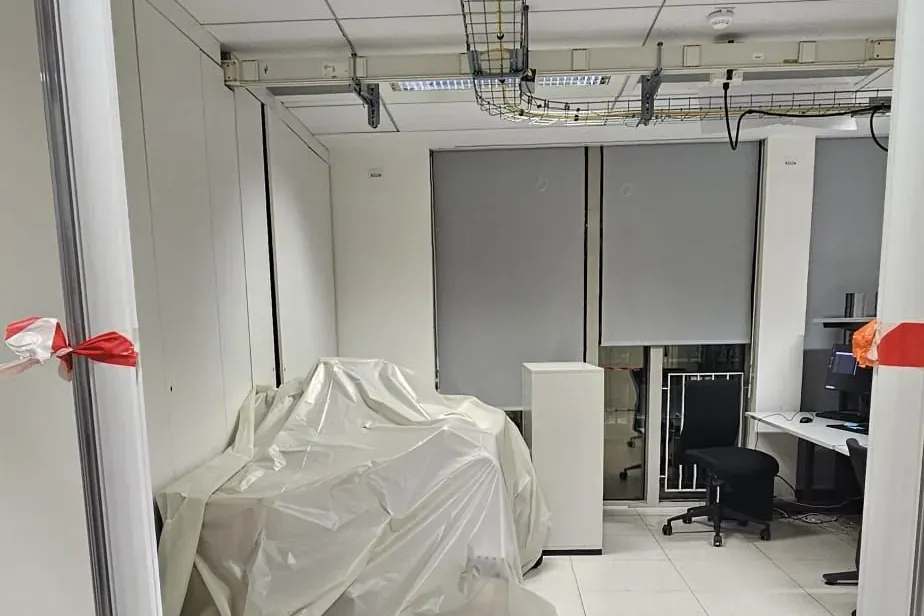 Mobilier protégé sous bâche pendant les travaux, l'activité se poursuivant sur le plateau