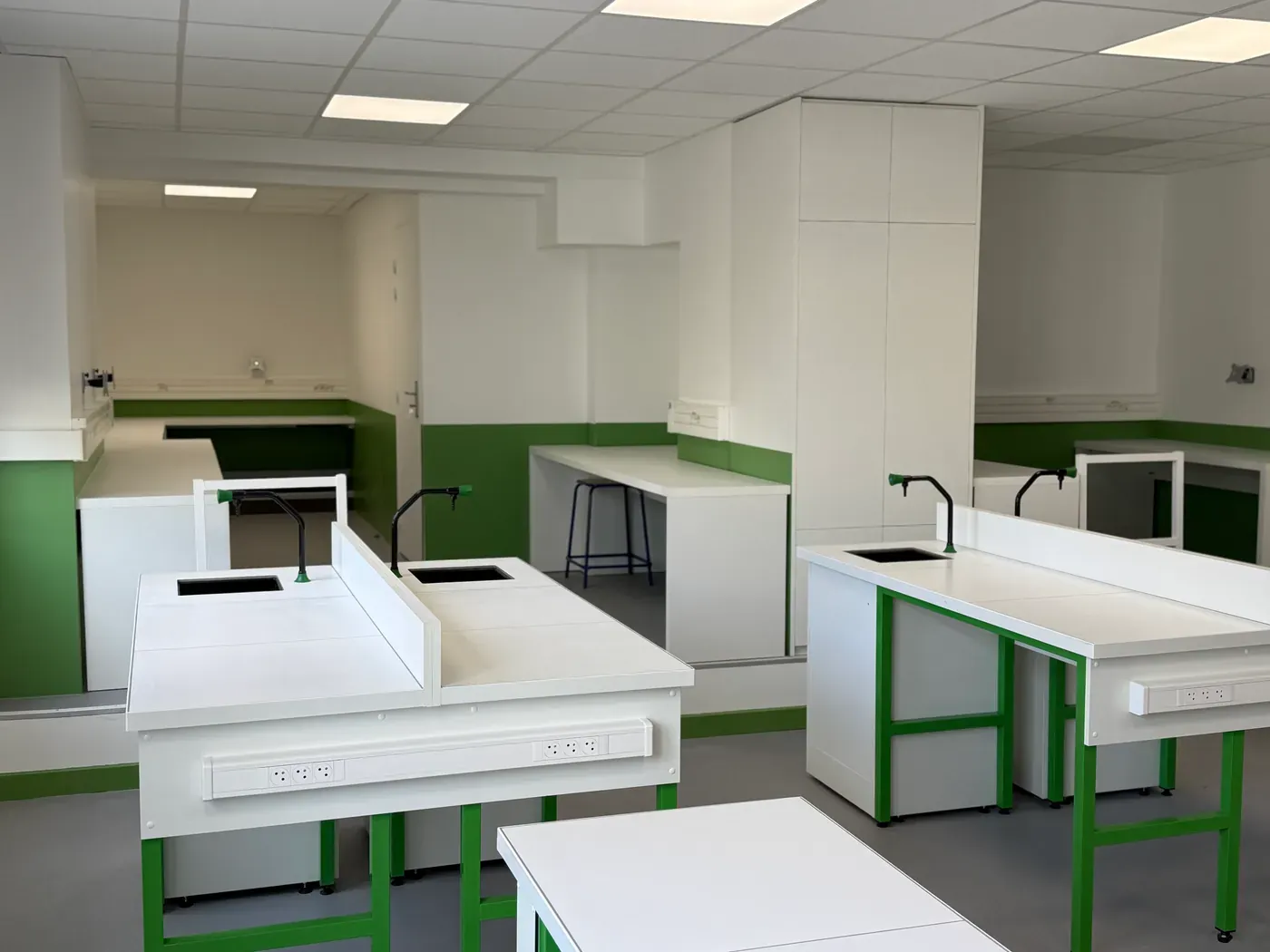 Paillasses et mobilier de laboratoire aux plans blancs et piètements verts