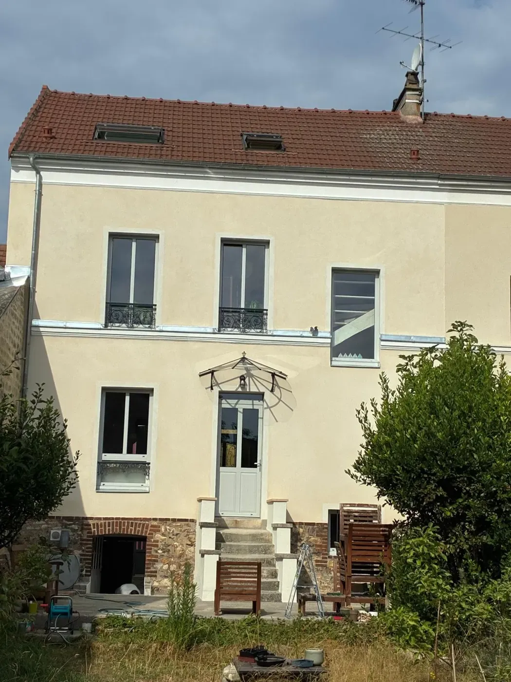 Façade arrière et pignon après ravalement et reprise de la zinguerie, sous une toiture en tuiles