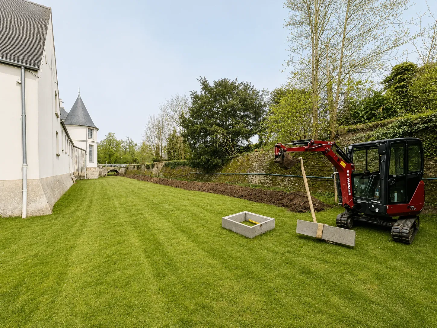 Terrassement et gros œuvre dans le parc d’un château (mini-pelle, coffrage béton)